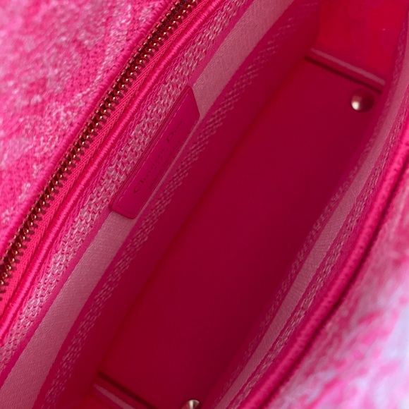 MEDIUM LADY D-LITE BAG
Pink Toile de Jouy Reverse Embroidery - Picture 8 of 14